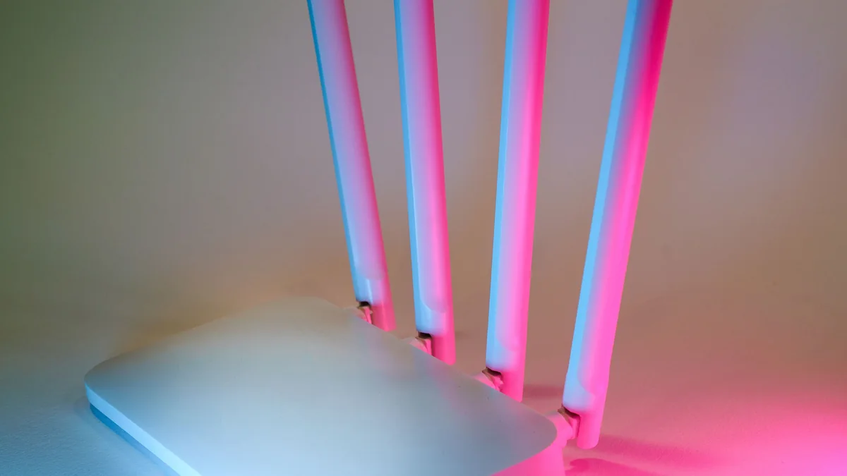 Roteador Wi-Fi iluminado em ambiente doméstico, pronto para ser reiniciado.