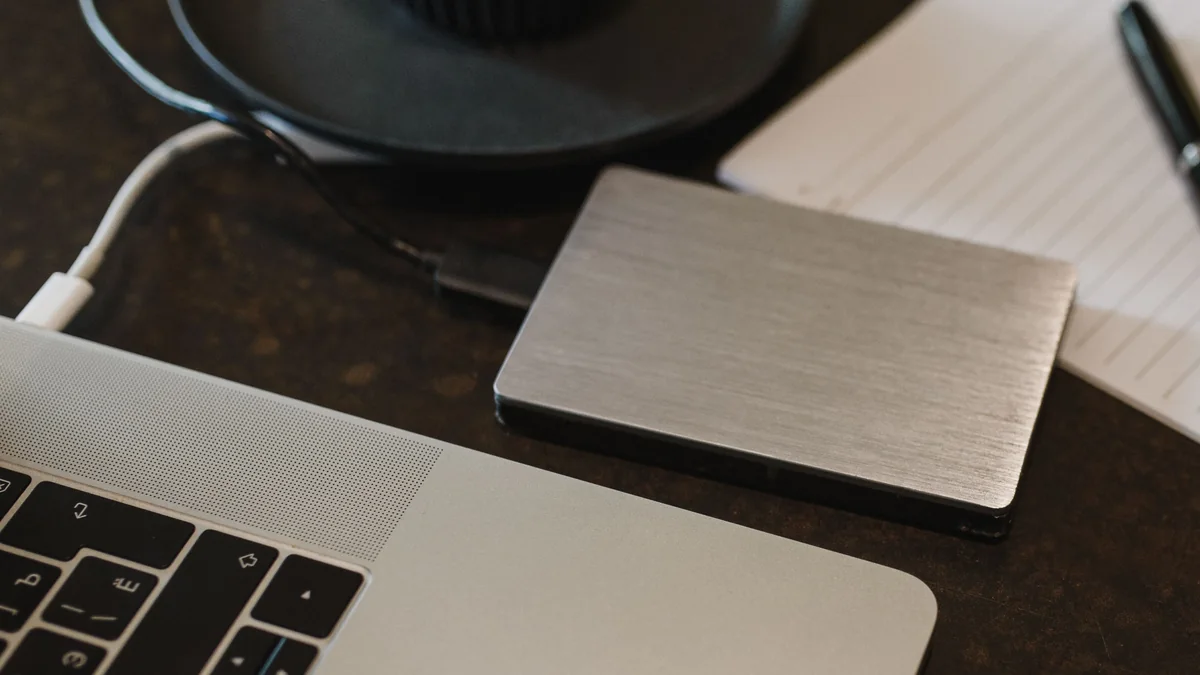 Unidade externa conectada a um notebook para backup.