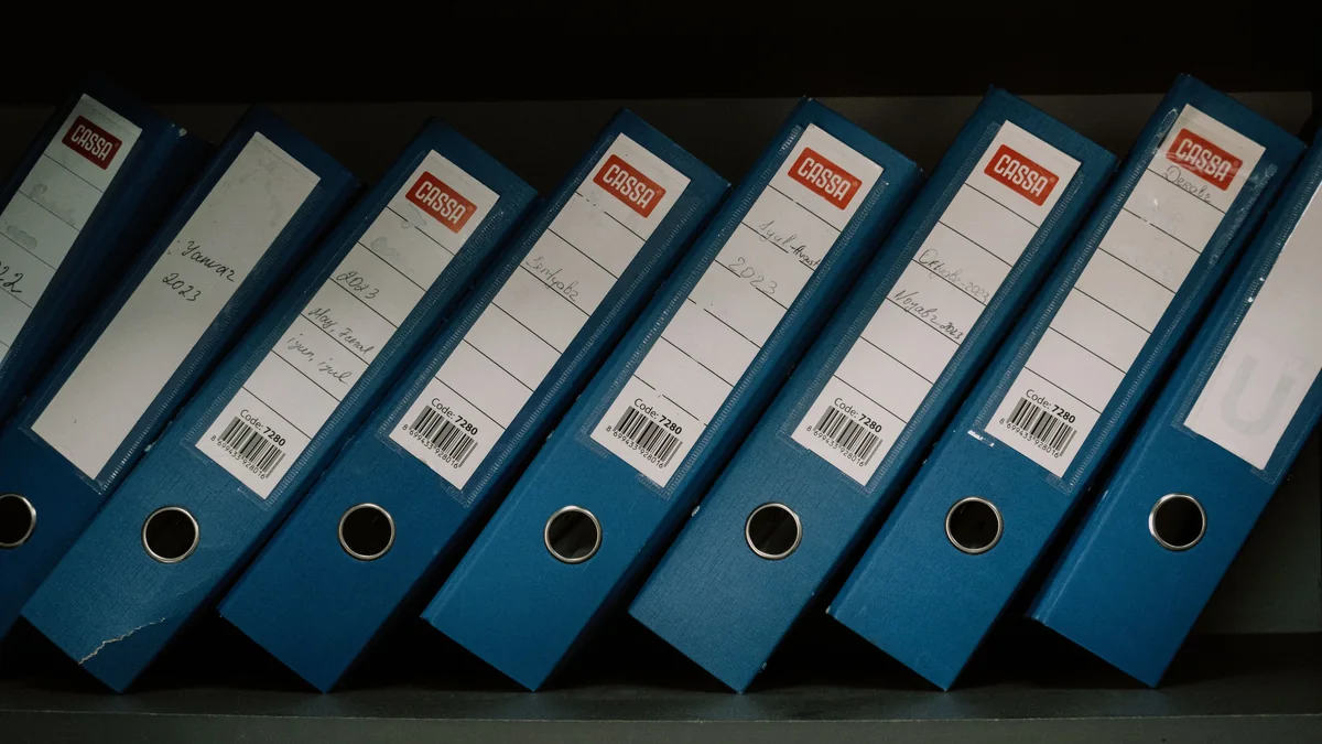 Pastas organizadas representam arquivos armazenados e sincronizados.