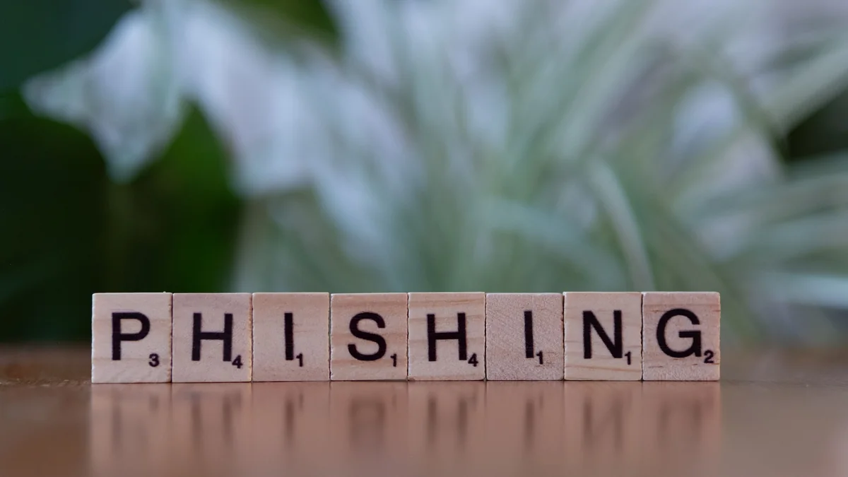Blocos formam a palavra phishing diante de um notebook.