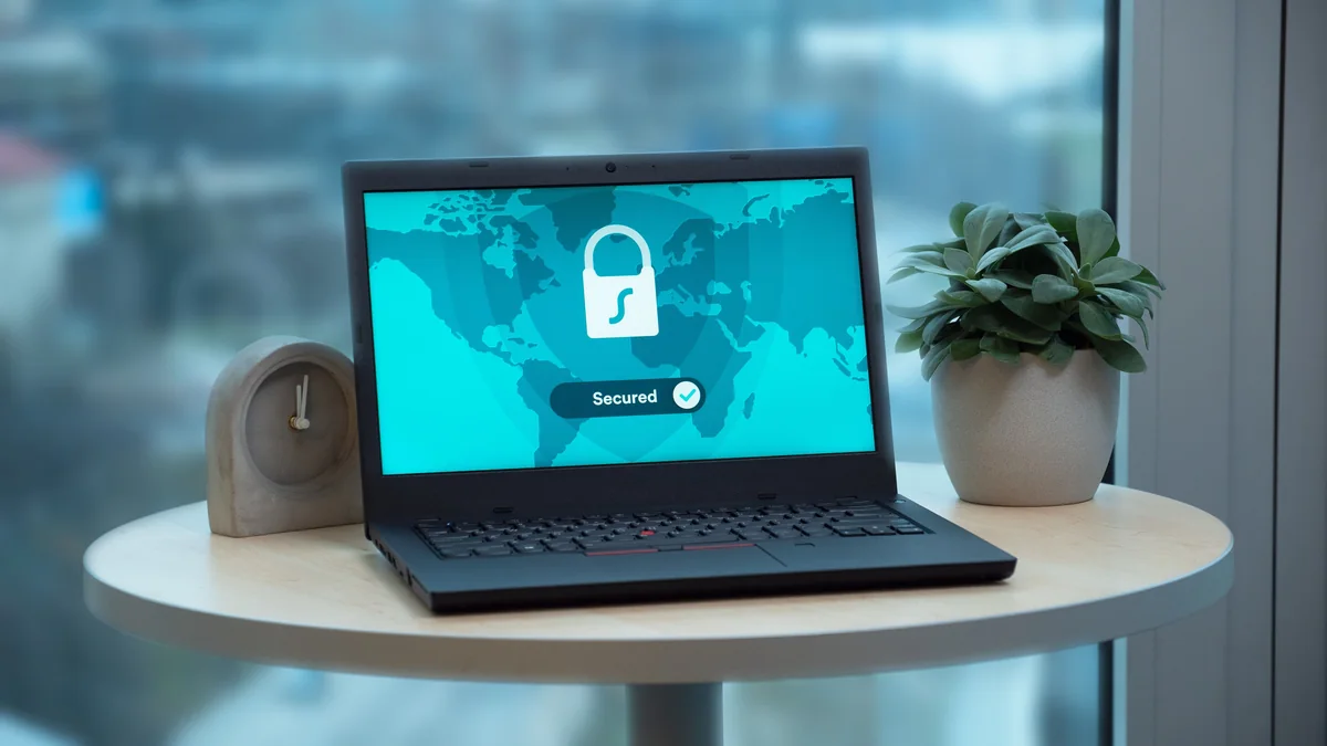 Notebook exibe um cadeado relacionado à segurança da conexão.