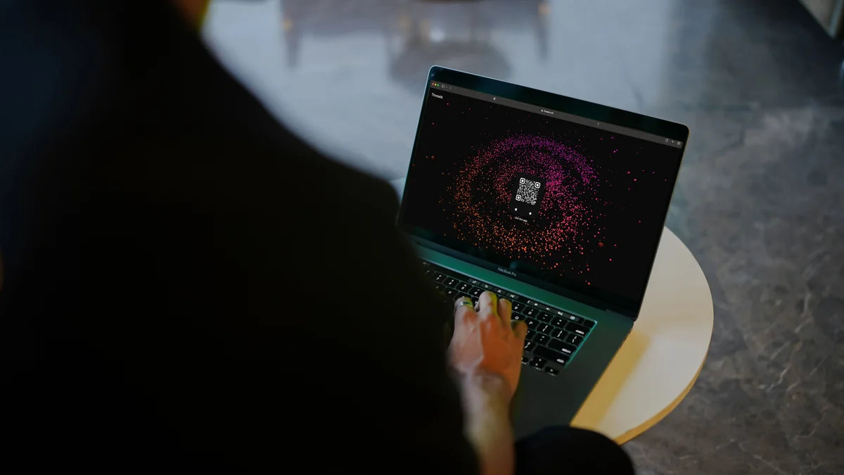 Pessoa interage com uma tela de ativação no notebook.